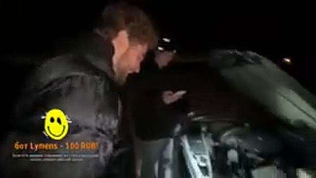 ПЛОХОЙ ПАРЕНЬ ЧИНИТ МАШИНУ смотреть онлайн