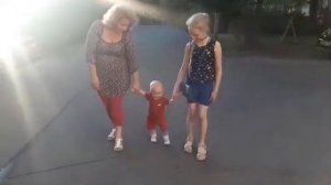 Как правильно водить малыша за ручки? Начало самостоятельного хождения. Как научить малыша ходить?