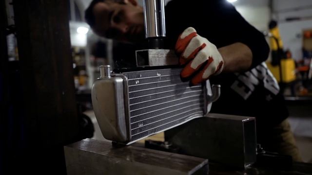 313 эндуро лайфхаков. Как починить помятый радиатор? смотреть онлайн