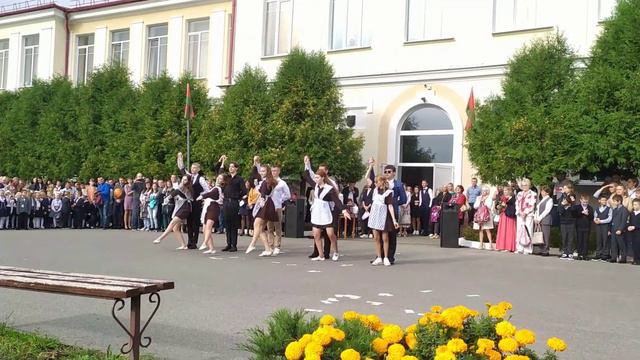 Вот так проходила праздничная линейка в СШ № 2 - с морем цветов, улыбок и креатива!🤗🌹💃 смотреть онлайн