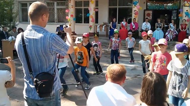 Энергичный танец для малышей!Выпускной 2016. смотреть онлайн