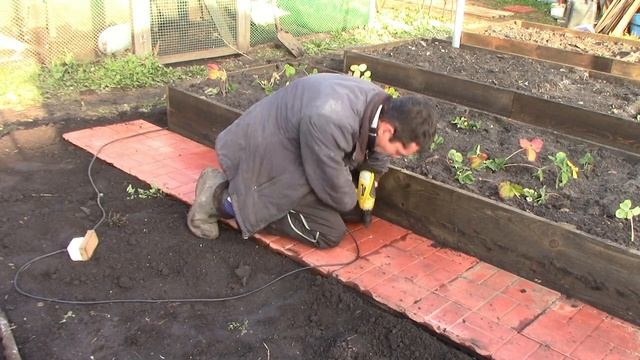 Супер переносные дорожки из полимерпесчаной плитки между теплыми грядками смотреть онлайн