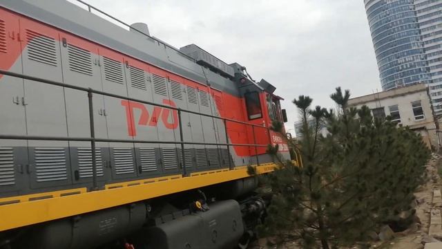 Тепловоз ТЭМ18ДМ 2061 следует резервом. смотреть онлайн