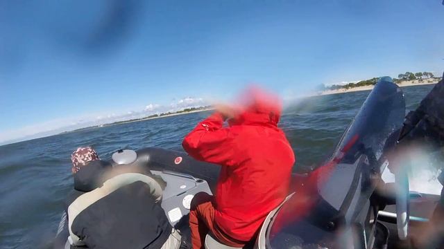 РИБ ГРАНД 5 .2 НА МОРСКОЙ ВОЛНЕ. ПОПРЫГУШКИ смотреть онлайн