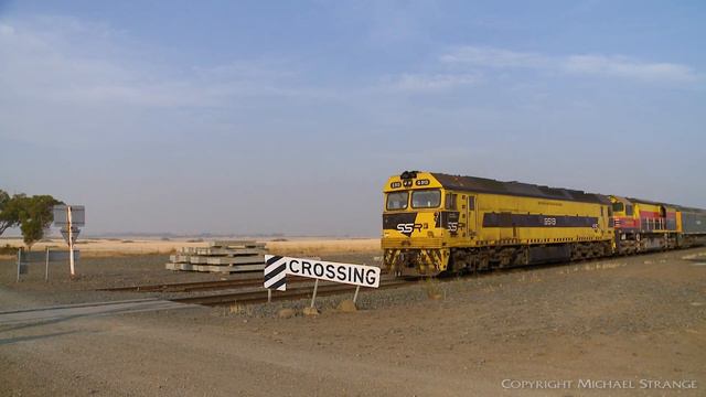 SSR Light Locomotives At Railway Level Crossing - PoathTV Australian Trains смотреть онлайн
