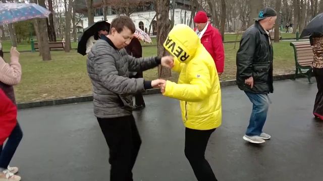 Желтые розы!!!танцы в саду Шевченко. смотреть онлайн