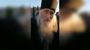 Старец Илий на могиле старца Илиодора в Оптиной Пустыне