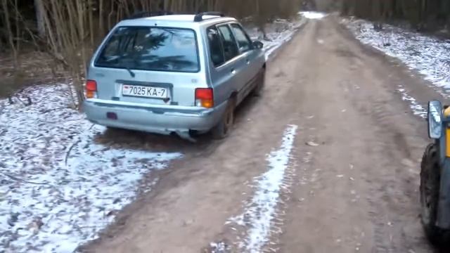 Квадр и брошеный автомобиль в лесу смотреть онлайн