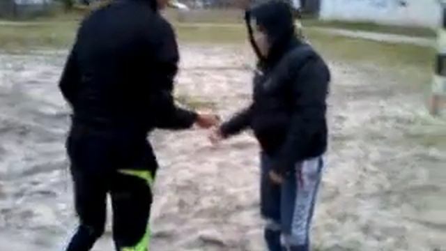 кушает песок)