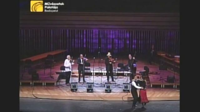 Muzsikás LIVE 004. - The Hungarian Folkmusic Ensemble With Zoltán Farkas And Ildikó Tóth