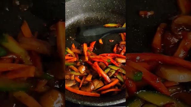 ОСТРЫЙ РАМЕН В КИСЛО-СЛАДКОМ СОУСЕ рецепт в комментариях смотреть онлайн