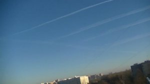 Небо, исчерченное полосами от самолетов.
