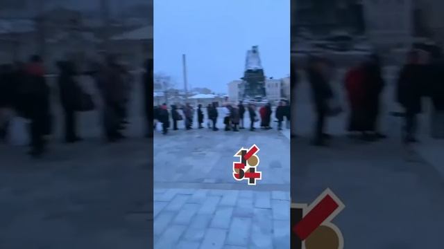 Очередь на автобус в Харькове. Метро не работает. смотреть онлайн