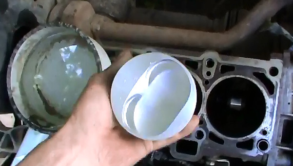 Без Измерений Определение Правильного Зазора Поршня Относительно Цилиндра Двигателя Машины смотреть онлайн