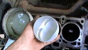 Без Измерений Определение Правильного Зазора Поршня Относительно Цилиндра Двигателя Машины