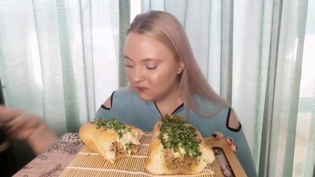Мукбанг / Mukbang. Бутерброд с фаршем и сыром на перекус.