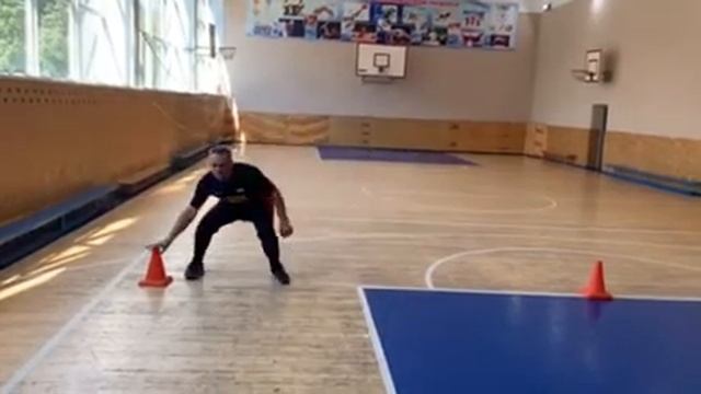 Развитие скоростной выносливости с использованием передвижения стойки баскетболиста (Баскетбол) смотреть онлайн