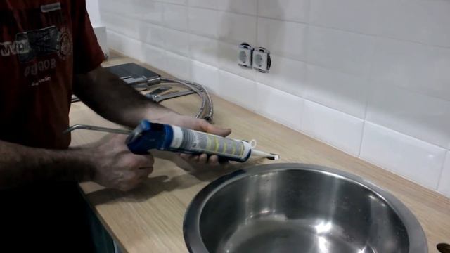 Установка встроенного дозатора для жидкого мыла на кухне. Полезный гаджет. Диспенсер .Своими руками. смотреть онлайн