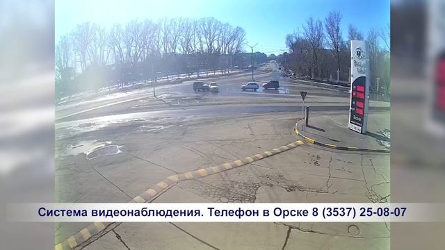 В Орске на пересечении проспекта Мира и Орского шоссе столкнулись два авто смотреть онлайн