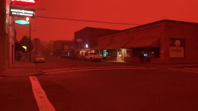 Пыль гарь Центр города Stayton. Время 12:22 дня смотреть онлайн
