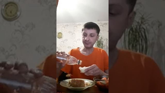 Обжор,  макороны и котлета и салат.