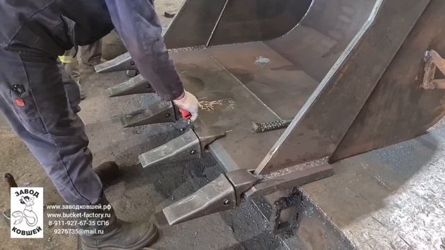 Сборка ковша экскаватора / Excavator bucket assembly смотреть онлайн