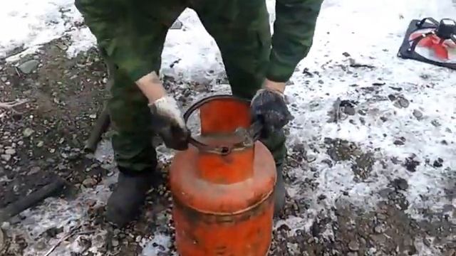 Как раскрутить и выжеч газовый балон и потом разрезать смотреть онлайн