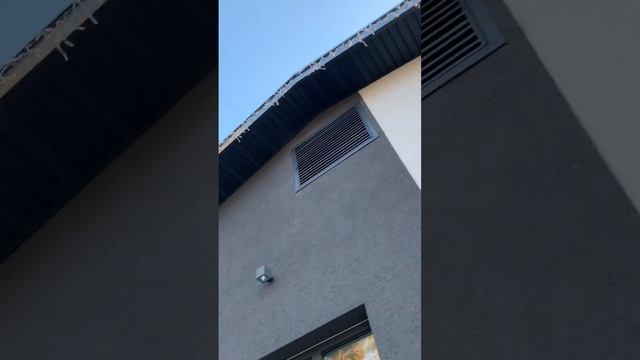 Монтаж фасадного освещения #фасадноеосвещение #гирлянды #украшениедома