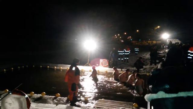 Крещенское купание г.Калининград.18.01.2017,20:44 смотреть онлайн