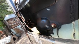 Шевроле Нива: разбираем дверь багажника, заменяем бачёк омывателя и ручку открывания двери багажник