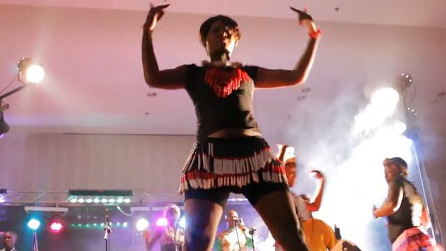 Moses Sakala- Mungoni (Clip from live show at New Government Complex, Lusaka) смотреть онлайн