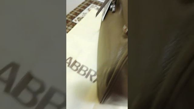 Где можно приобрести хорошую кожаную сумку итальянского бренда за 30 % от фактической цены?!? смотреть онлайн