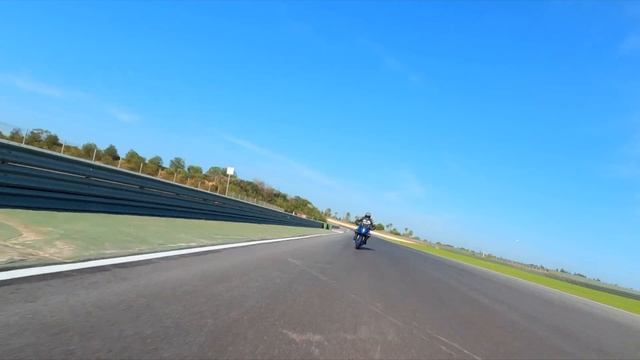 Essai Suzuki GSX-8R : la sportive facile ! смотреть онлайн
