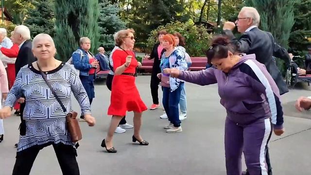 КВІТКУ ВІЗЬМИ ВІД МЕНЕ! ТАНЦЫ ХАРЬКОВ УКРАИНА СЕНТЯБРЬ 2023 смотреть онлайн