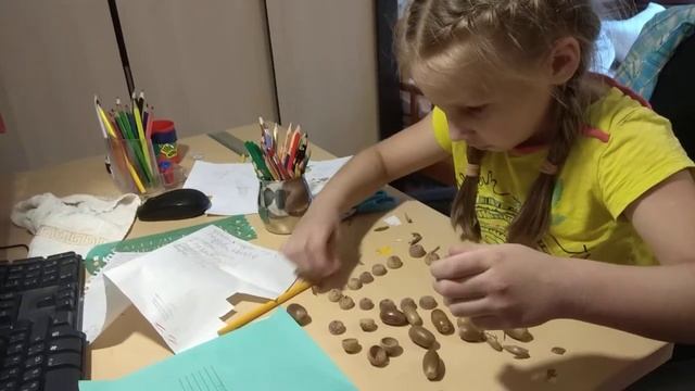 Начинаю делать ёлку из желудей смотреть онлайн