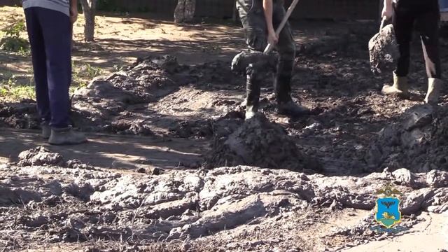 Полицейские ликвидируют последствия ливня в Алексеевском городском округе Белгородской области смотреть онлайн