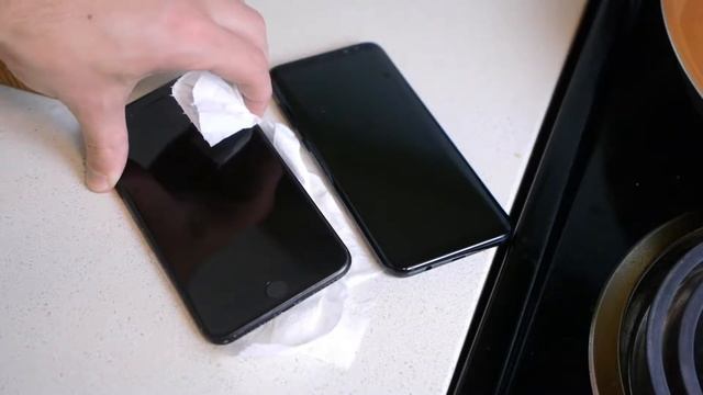 Galaxy S8 и IPhone 7 в кипящей воде  (краш тест)