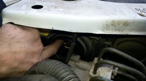 Как заменить лампу левого переднего габарита Шеви-нива