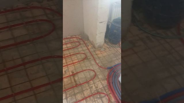 Уложил трубу в коридоре под теплый пол. #теплыйпол #водянойтеплыйпол #строительство #виталийбенчак смотреть онлайн