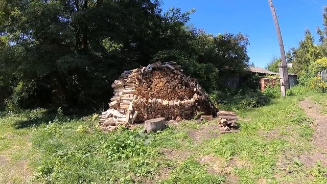 Россияне заготавливают дрова на зиму. Перевозка колотых дров вручную смотреть онлайн