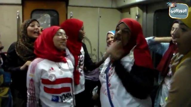 أول ظهور لألتراس بنات .. أغاني ثورية في عربة السيدات смотреть онлайн