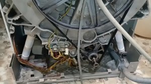 Стиральная машина сильно вибрирует и прыгает при отжиме. Замена амортизаторов. Zanussi Electrolux.