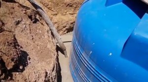 Установка пластиковой емкости под землю: метод с пеномонолитом