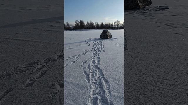Зимняя палатка на снегу Замерзший пруд Зимняя ловля рыбы Отдых в палатке смотреть онлайн