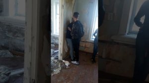 Девчонка сделала себе собачку и стала сильно стонать от кайфа