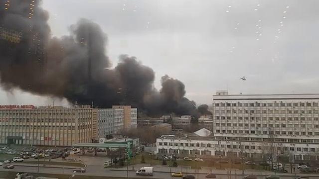 Пожар на Пражской.  Горят склады