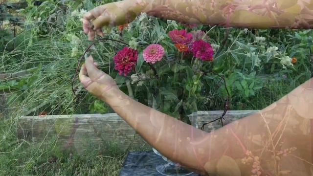DIY Floral Arrangement From The Garden / Homesteading / Gardening смотреть онлайн