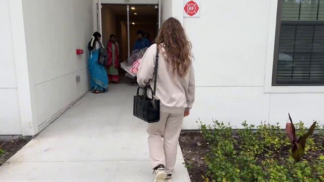 Бабушка едет в гости к Валерии с мужем Первые впечатления Напали на зятя Семейный влог смотреть онлайн