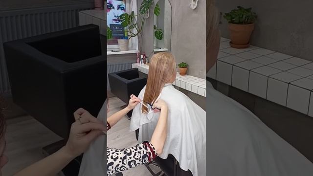 Отрезаем волосы. Ровный срез. Стрижка на светлые волосы смотреть онлайн