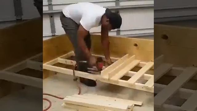 Процесс изготовления раздвижной кровати.